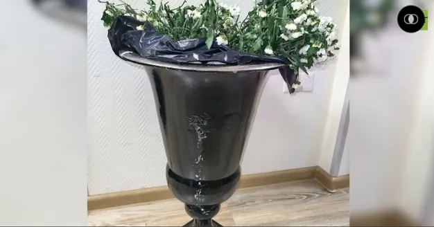 Bình hoa được gắn camera. Ảnh: FSB