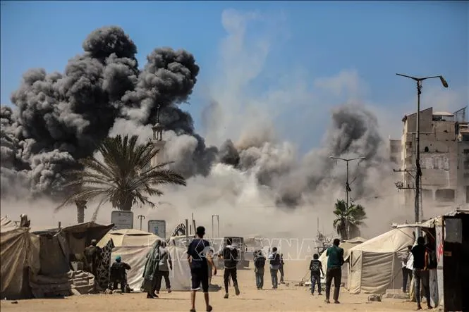 Khói bốc lên sau vụ không kích của Israel xuống Thành phố Gaza, ngày 5/9/2025. Ảnh: THX/TTXVN
