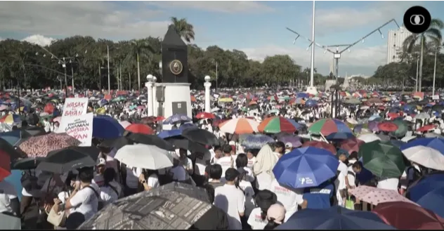 Hàng ngàn người đổ về Manila để yêu cầu chính phủ minh bạch hóa các dự án chống lũ và xử lý trách nhiệm những bên liên quan. Ảnh chụp màn hình video.