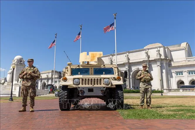 Các thành viên Lực lượng Vệ binh Quốc gia Mỹ tuần tra tại thủ đô Washington D.C. ngày 22/8/2025. Ảnh: THX/TTXVN