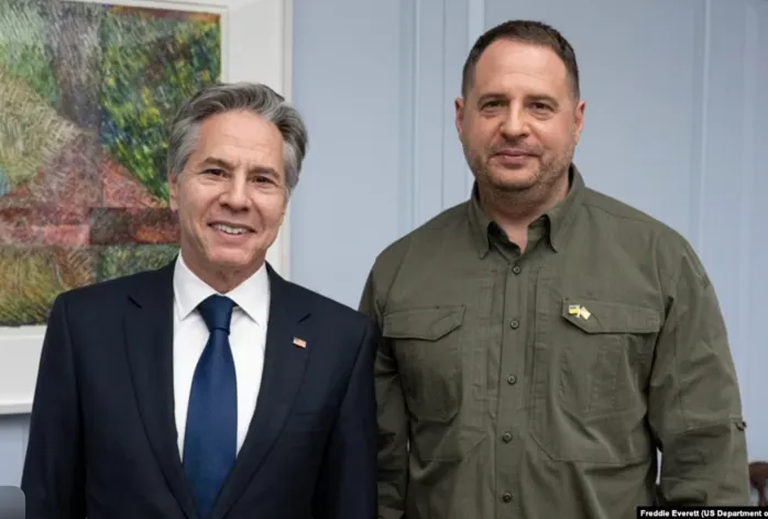 Chánh Văn phòng Tổng thống Andriy Yermak (phải). Ảnh: VOA