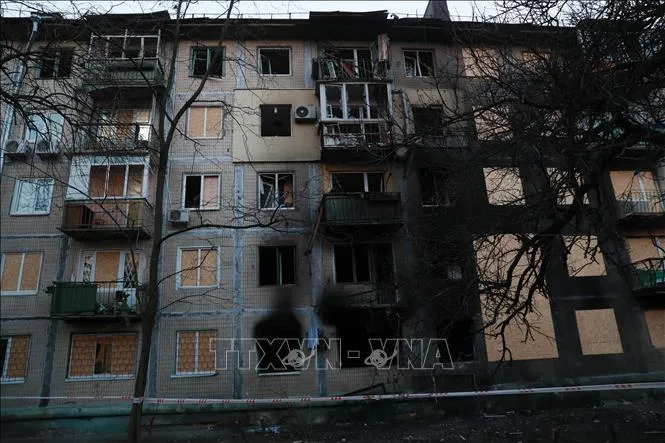 Tòa chung cư bị hư hại sau vụ tấn công bằng tên lửa đạn đạo và máy bay không người lái ở Kiev, Ukraine, ngày 14-11. Ảnh minh họa: THX/TTXVN