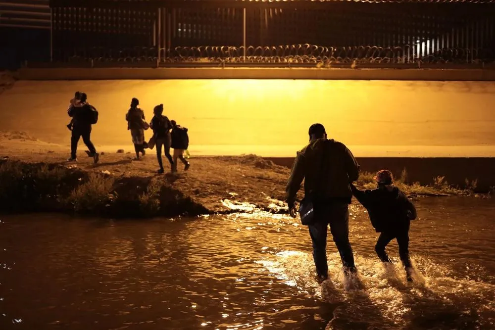 Người di cư vượt sông Rio Bravo ở biên giới Mỹ - Mexico. Ảnh: THX/TTXVN