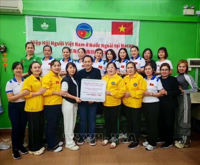 Hiệp hội người Việt Nam ở nước ngoài tại Macau (Trung Quốc) ủng hộ đồng bào vùng lũ lụt ở Miền Trung-Tây Nguyên. Ảnh: TTXVN