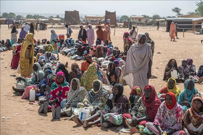 Người tị nạn chờ nhận lương thực viện trợ tại Adre, CH Chad. Ảnh: THX/TTXVN