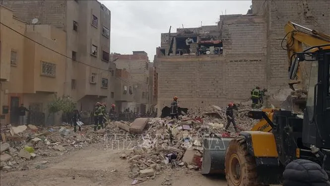 Lực lượng cứu hộ tại hiện trường vụ sập 2 tòa nhà liền kề ở thành phố Fes, Đông Bắc Maroc ngày 10-12. Ảnh: THX/TTXVN