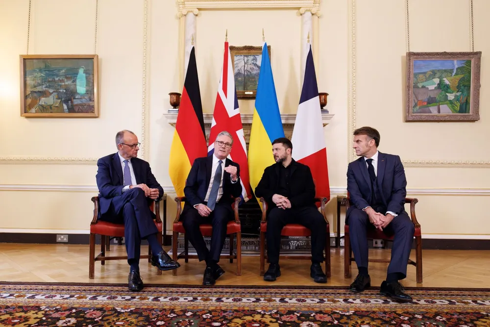 Từ trái sang, Thủ tướng Đức Friedrich Merz, Thủ tướng Anh Keir Starmer, Tổng thống Ukraine Volodymyr Zelensky và Tổng thống Pháp Emmanuel Macron tại cuộc gặp ở London ngày 8-12. Ảnh: THX/TTXVN