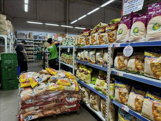 Gạo được bày bán tại siêu thị tại Indonesia. Ảnh: TTXVN