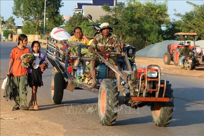 Người dân Campuchia gần khu vực biên giới với Thái Lan sơ tán tới điểm tạm trú an toàn ở tỉnh Siem Reap, ngày 8-12. Ảnh minh họa: THX/TTXVN