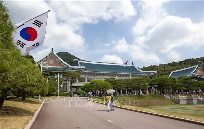 Du khách tham quan Nhà Xanh tại Seoul, Hàn Quốc. Ảnh tư liệu: THX/TTXVN