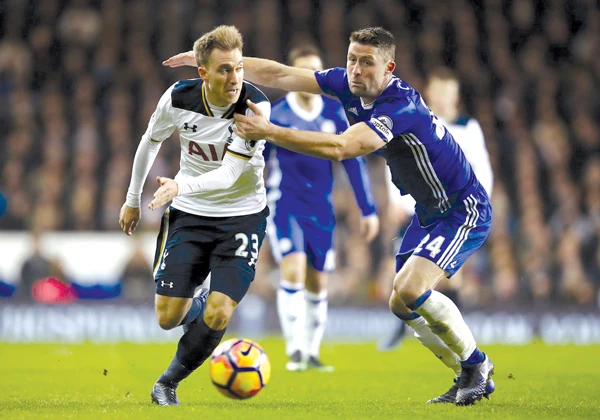 Christian Eriksen (trái, Tottenham) sẽ tiếp tục gây khó Gary Cahill (Chelsea)