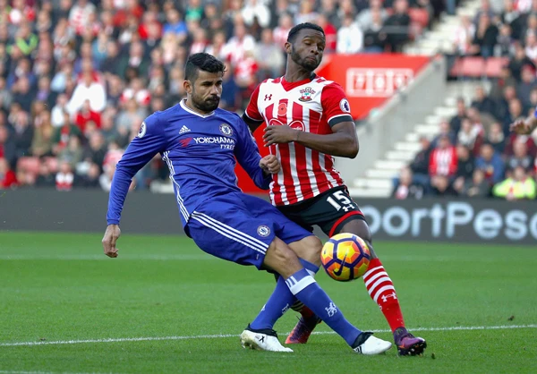 Diego Costa (trái, Chelsea) tranh bóng với Cuco Martina (Southampton). 