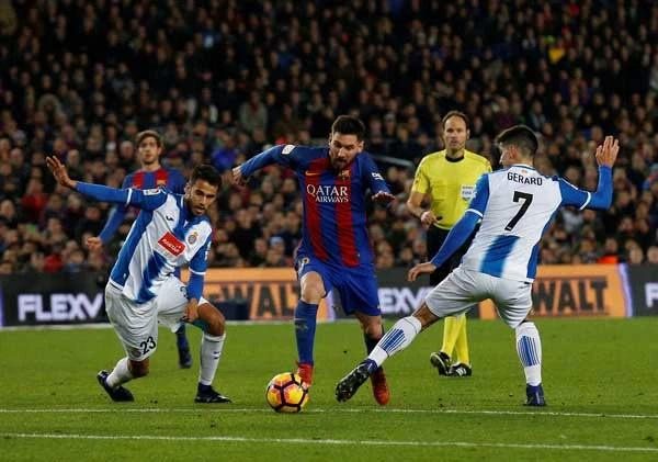 Messi đột phá qua Gerard Moreno và Diego Reyes.