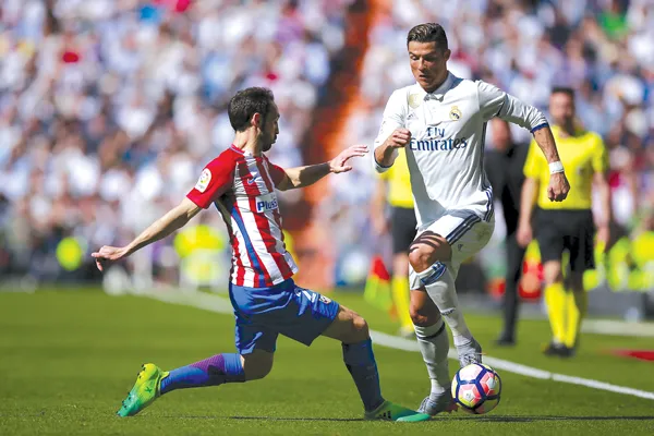 Hàng phòng ngự sẽ là vũ khí tối thượng của Atletico Madrid (trái) để chống lại Real Madrid.