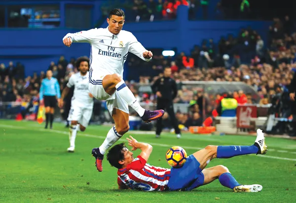 Savic (dưới) truy cản quyết liệt pha đi bóng của Ronaldo.