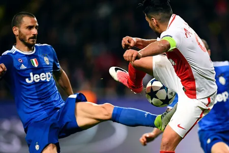 Radamel Falcao (phải) hiếm khi có được những vị trí thuận lợi để dứt điểm
