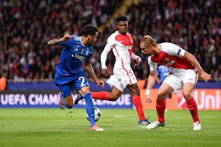 Alves (bìa trái) và cú đánh gót đẳng cấp để Higuain ghi bàn.