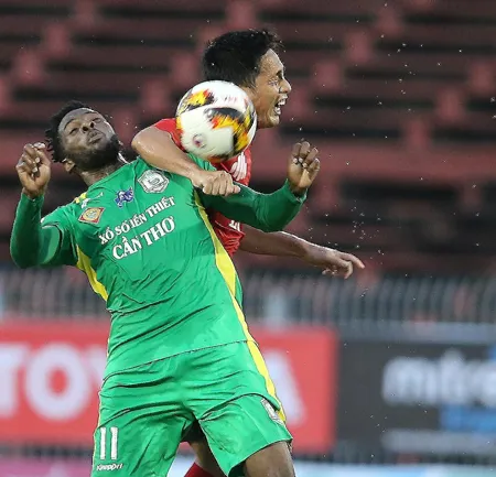 Nsi là tiền đạo “mòn” cả V-League khi chuyển qua nhiều CLB. Ảnh: Dũng Phương