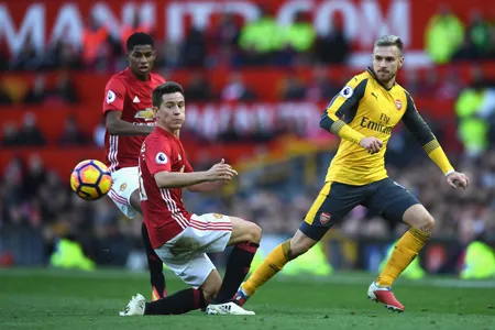 Aaron Ramsey (phải, Arsenal) tranh bóng với Ander Herrera (Man.United)
