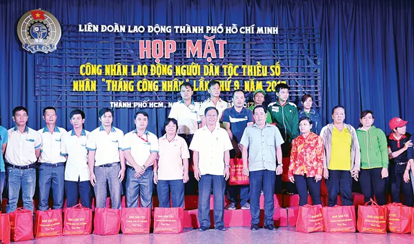 Trao quà tặng công nhân dân tộc thiểu số