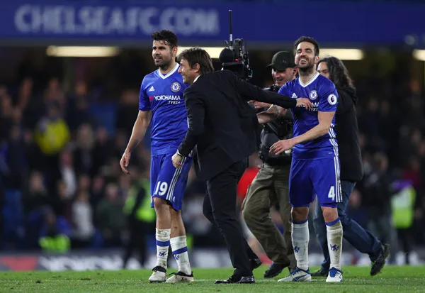 Antonio Conte chúc mừng trận đấu thành công của Cesc Fabregas (phải).