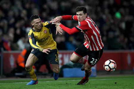̣Kieran Gibbs (trái, Arsenal) tranh bóng với Pierre-Emile Hojbjerg (Southampton).