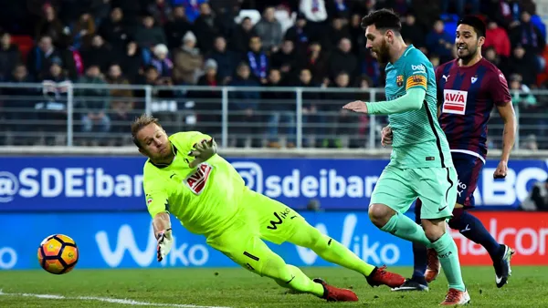 Messi dứt điểm trước thủ môn Yoel.