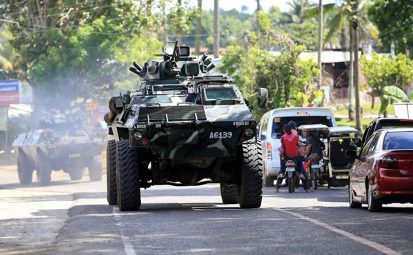 Xe bọc thép quân đội trên đường cao tốc đến TP Marawi, Mindanao, Philippines, ngày 24-5-2017. Ảnh: REUTERS