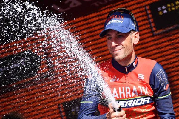 Vincenzo Nibali ăn mừng chiến thắng.