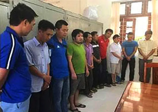 Các đối tượng cá độ bóng đá bị tạm giữ