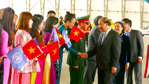 Thủ tướng Nguyễn Xuân Phúc gặp gỡ cán bộ ngoại giao Việt Nam tại Hoa Kỳ Ảnh: LÊ KIÊN