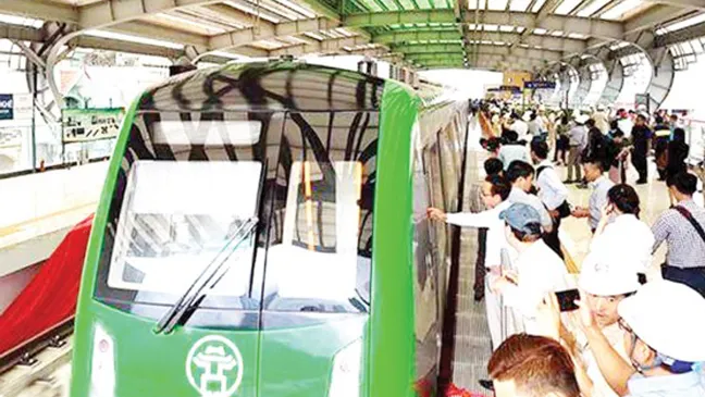 Đông đảo người dân Hà Nội đến tham quan nhà ga La Khê