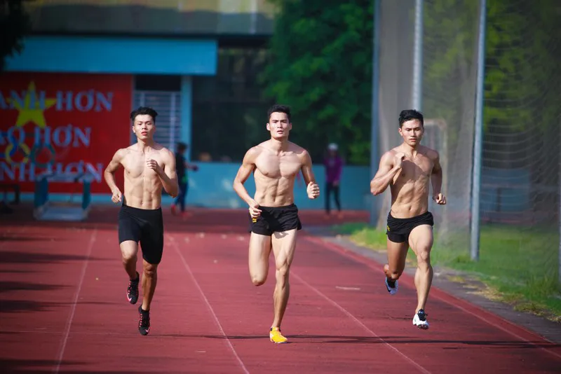 Các tuyển thủ điền kinh phải… cởi trần tập luyện.