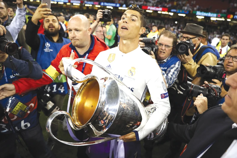 Ronaldo đầy kiêu hãnh với danh hiệu Champions League.