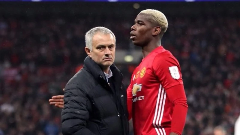 Paul Pogba (phải) đang dành nhiều sự tôn trọng cho Jose Mourinho.