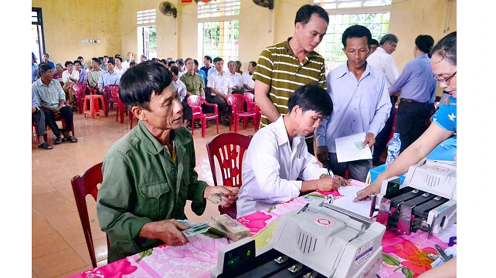 Ngư dân miền Trung nhận tiền bồi thường do bị ảnh hưởng sự cố môi trường biển.