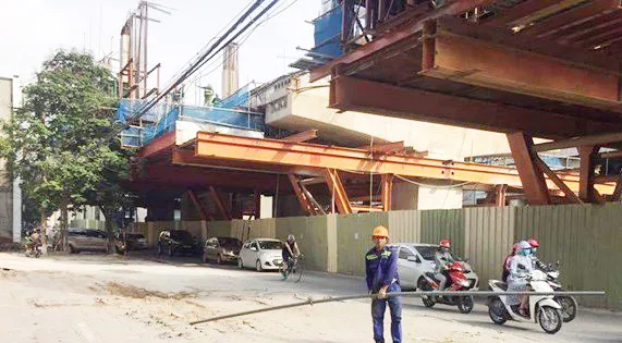 ống thép lan can có đường kính 42mm, dài khoảng 4m, nặng khoảng 5kg xuống vỉa hè.