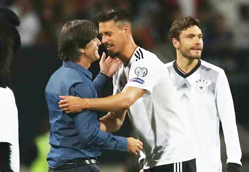 HLV Joachim Loew (trái) chọn toàn cầu thủ trẻ dự Confed Cup.