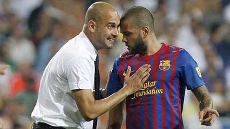 Pep Guardiola và Dani Alves thời còn ở Barcelona.