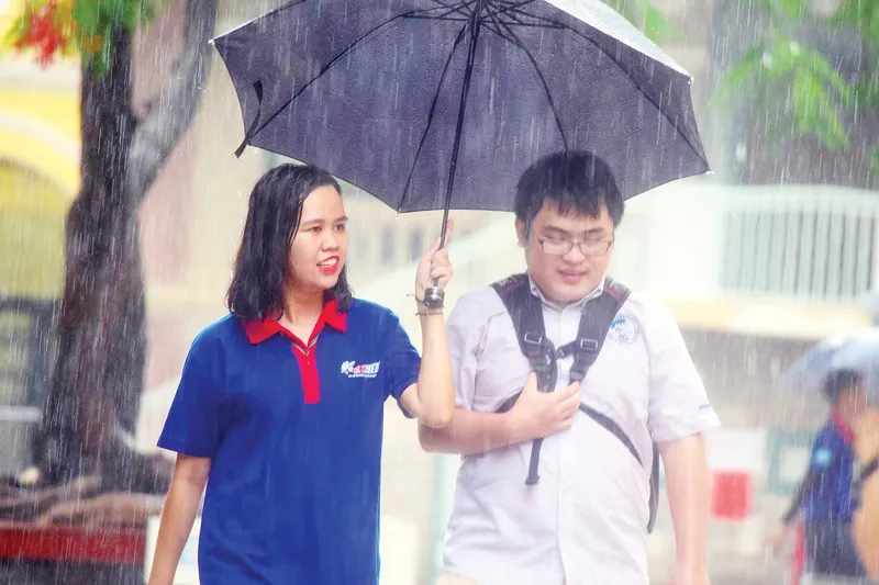 Hình ảnh các sinh viên tình nguyện Tiếp Sức Mùa Thi đội nắng, đội mưa  hỗ trợ thí sinh nhận được sự ủng hộ của toàn xã hộ