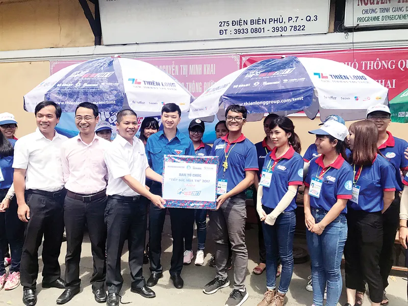 Áo xanh Tiếp Sức Mùa Thi 2017 “phủ sóng” cả nước ảnh 2 Áo xanh Tiếp Sức Mùa Thi 2017 “phủ sóng” cả nước ảnh 2