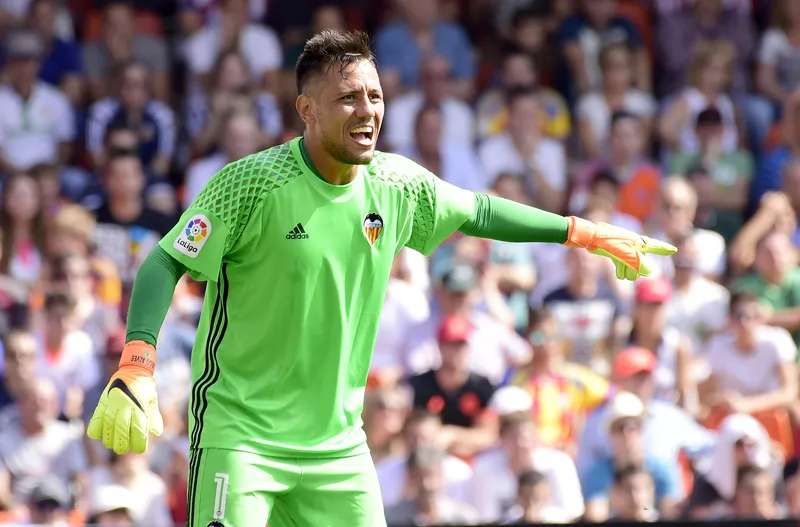 Valencia chối bỏ “vua bắt phạt đền” Diego Alves.