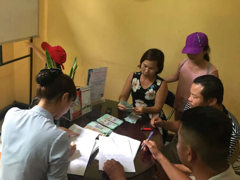 Vợ chồng anh Nguyễn Hữu Châu và chị Nguyễn Thị Hương nhận lại tài sản bị mất