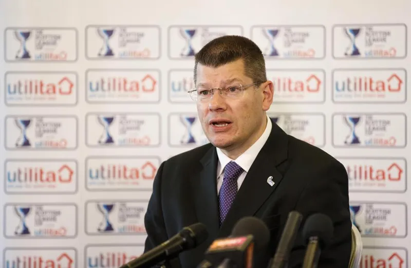 Ông Neil Doncaster tin Celtic và Rangers sẽ sớm được chơi ở Premier League. 