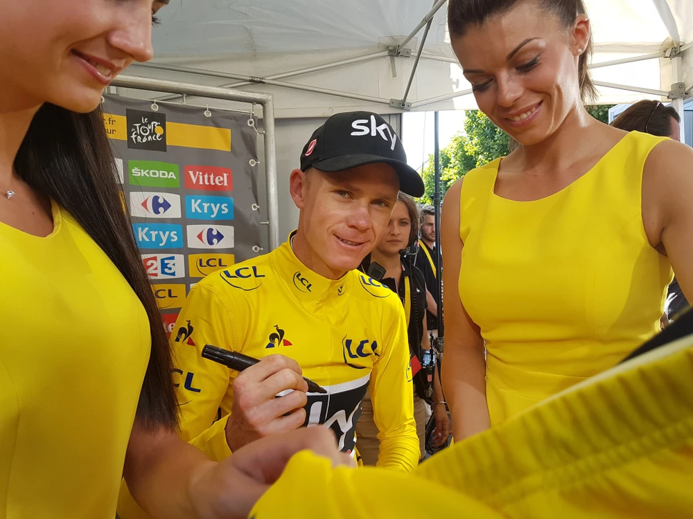 Chris Froome trong vòng vây người hâm mộ.