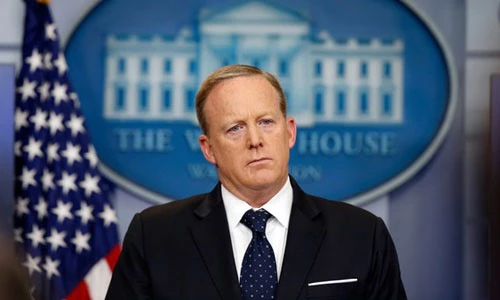 Ông Sean Spicer hôm thông báo từ chức thư ký báo chí Nhà Trắng. Ảnh: AP