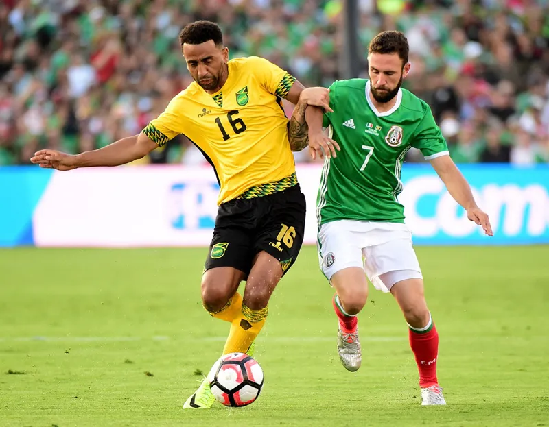 amaica (trái) khó cản bước Mexico.