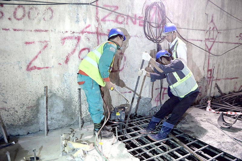 Các công nhân đang thi công tuyến đường sắt đô thị số 1 Bến Thành - Suối Tiên