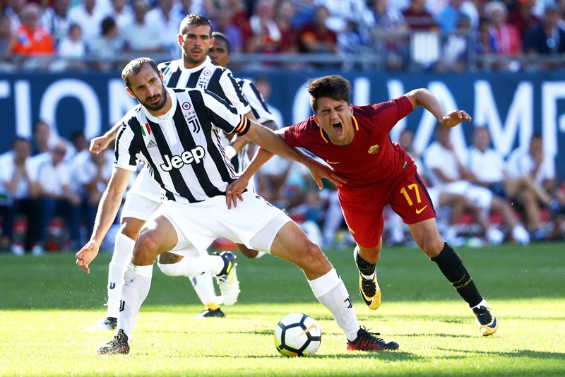 Giorgio Chiellini (trái, Juventus) tranh bóng với Cengiz Under (Roma) trong ICC 2017 ở Foxboro, Massachusetts.