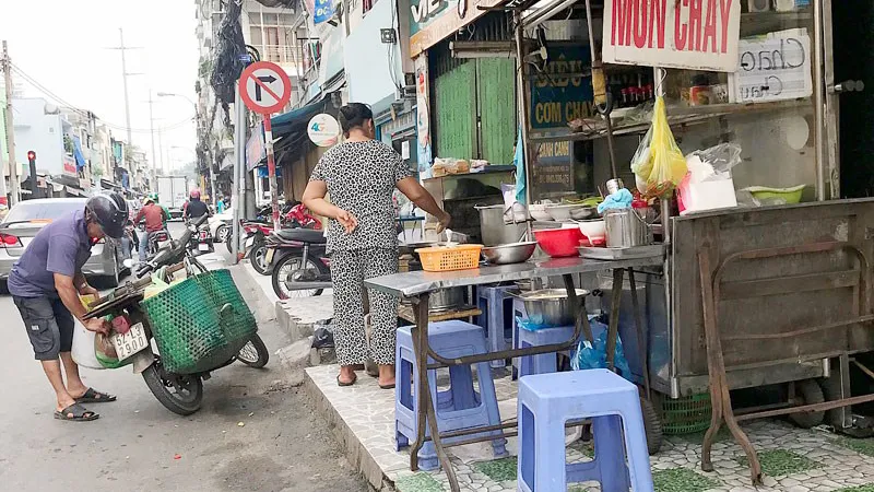 Vỉa hè đường Nguyễn Thượng Hiền (quận 3) bị chiếm dụng làm nơi buôn bán     Ảnh: VIỆT DŨNG